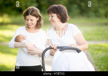 Mère et grand-mère walking in park avec nouveau né Banque D'Images