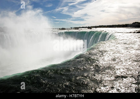 Un gros plan de la chute canadienne de Niagara Falls montrant la puissance de l'eau sur le bord blanc wit brouillard. Banque D'Images