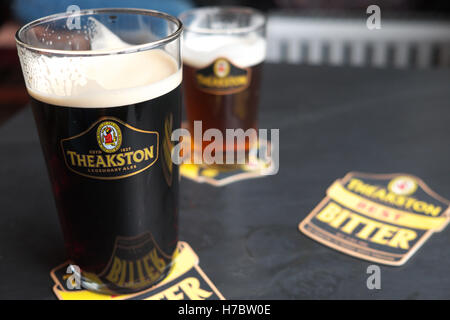 L'arrêt Theakston vieille bière brune particulière de verre pinte de bière dans un pub, dans le Yorkshire, UK Banque D'Images