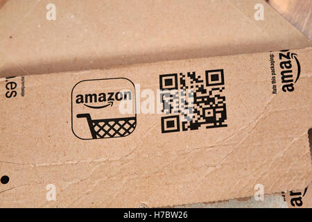 Amazon carton mailer avec QR code Banque D'Images