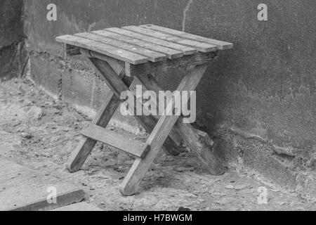 Vieux banc en bois dans le jardin pour se reposer, un ton noir et blanc Banque D'Images