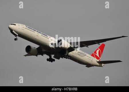 Turkish Airlines Boeing 777-3F2ER TC-JJH, au départ de l'aéroport Heathrow de Londres, UK Banque D'Images