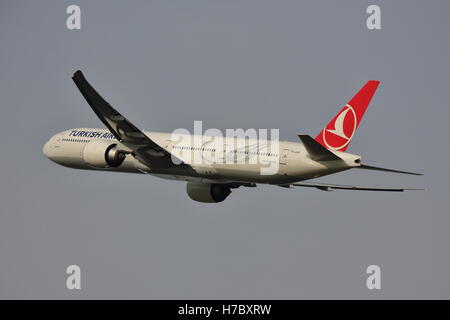 Turkish Airlines Boeing 777-3F2ER TC-JJH, au départ de l'aéroport Heathrow de Londres, UK Banque D'Images