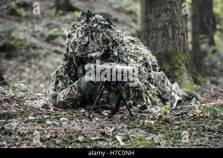 Port de sniper ghillie suit Banque D'Images