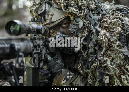 Port de sniper ghillie suit Banque D'Images