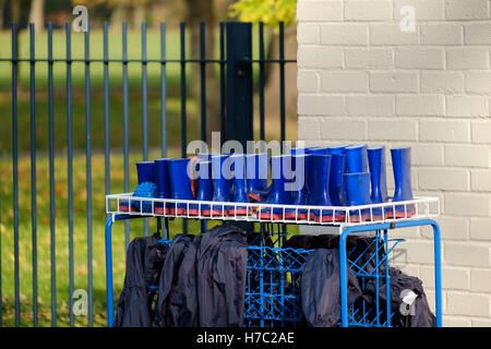 Bottes enfants identiques alignés à l'extérieur une pépinière / jouer centre à Victoria Park, East London, UK Banque D'Images