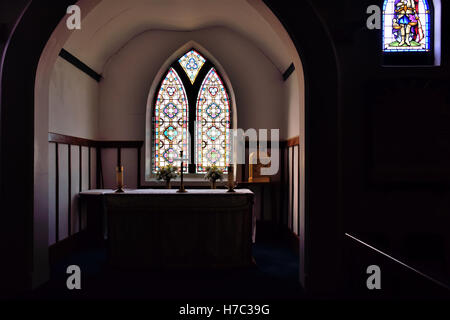 L'autel et vitrail dans l'église St Mary à Georgetown sur l'île de l'Ascension Banque D'Images