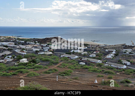 Fort Hayes (arrière-plan) et de Georgetown sur l'île de l'Ascension à partir de la prise du fort Bedford sur Cross Hill Banque D'Images