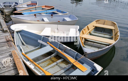 Les petits bateaux à un quai Banque D'Images