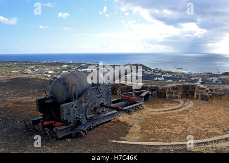 Fort Bedford sur la colline sur l'île de l'Ascension - Victorian canons protégeant Georgetown Banque D'Images