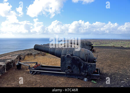 Fort Bedford sur la colline sur l'île de l'Ascension - Victorian canons protégeant Georgetown Banque D'Images