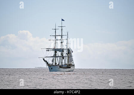 Le grand voilier néerlandais 'Europa' ancré au large de l'île de l'Ascension de Georgetown dans l'océan Atlantique Sud Banque D'Images