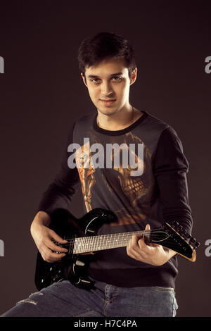 Bel homme jouant guitare electro, studio shot Banque D'Images