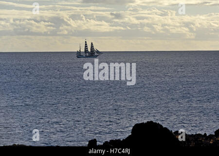 Le grand voilier néerlandais 'Europa', au départ de Georgetown, au coucher du soleil l'île d'Ascension dans l'Atlantique Sud Banque D'Images