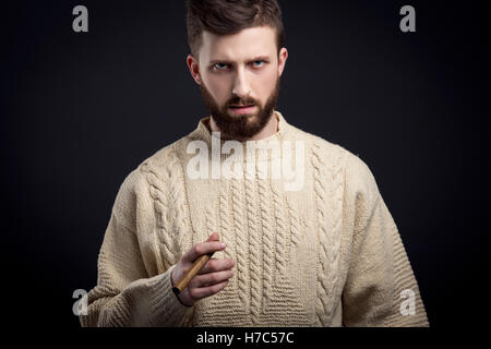 Portrait d'homme barbu avec un cigare suspectes Banque D'Images