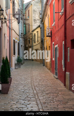 Rue tranquille, avec ses maisons colorées dans la ville de Rovenj sur la péninsule d'Istrie en Croatie. La ville est aussi connue par son Italia Banque D'Images