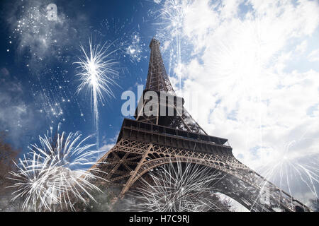 Résumé fond de Tour Eiffel avec Fireworks, Paris, France - Nouvel An Banque D'Images