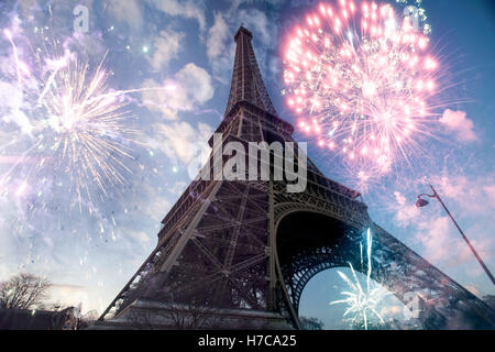 Résumé fond de Tour Eiffel avec Fireworks, Paris, France - Nouvel An Banque D'Images