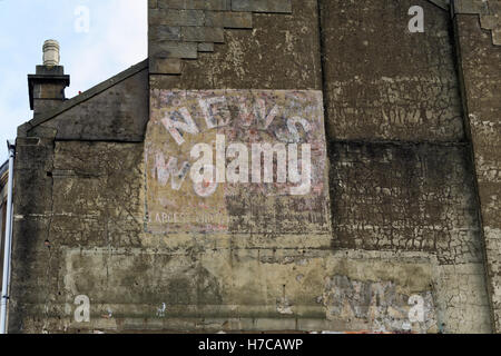 Vieux panneaux publicitaires vintage sur le côté de la construction de tenement coca cola coca nouvelles du monde et de la bière Banque D'Images