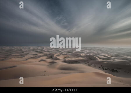 Vue sur le désert de Gobi d'une haute dune de sable quelques minutes avant le coucher du soleil. Banque D'Images