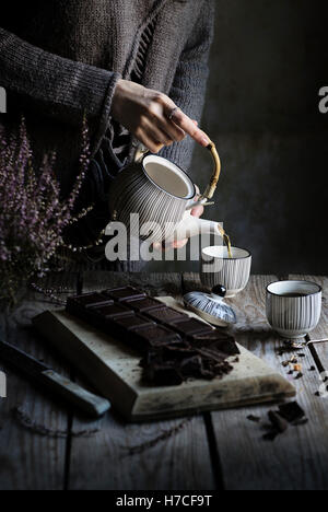 L'heure du thé : woman pouring dans une tasse de thé Banque D'Images