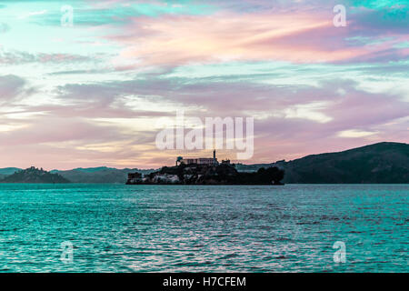Photo de soleil colorés à la prison d'Alcatraz à San Francisco, Californie Banque D'Images