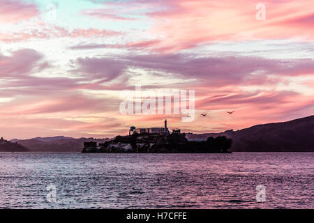 Photo de soleil colorés à la prison d'Alcatraz à San Francisco, Californie Banque D'Images