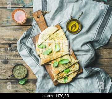 Pain focaccia maison au basilic, huile d'olive et vin rose Banque D'Images