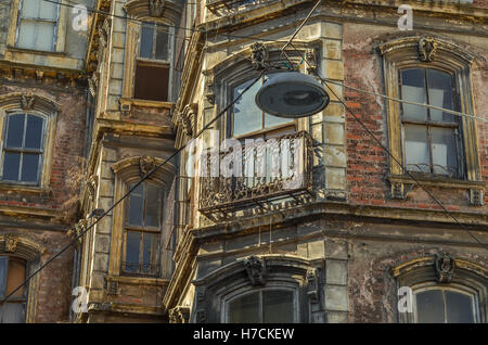 Détail de la façade d'un bâtiment ancien dans le quartier de Beyoglu du centre d''Istanbul. Beaucoup de belles fin du xixe et au début du xxe ce Banque D'Images