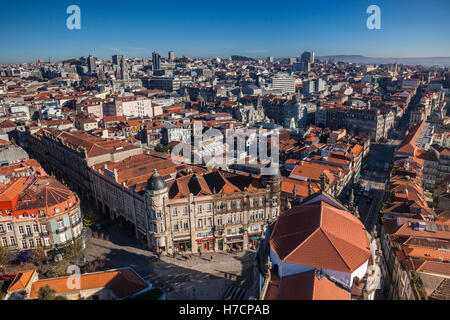 Sur les toits de la ville de Porto, un site du patrimoine de l'UNESCO ville, Portugal, Europe Banque D'Images