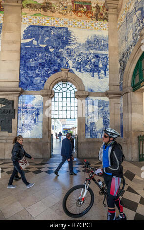 Carreaux azulejos à São Bento Gare ( Estação de São Bento ) à Porto, Portugal, Europe Banque D'Images