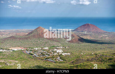 L'île de l'ascension Vue du Green Mountain avec topographie volcanique et deux bateaux village montrant & Georgetown dans la distance Banque D'Images