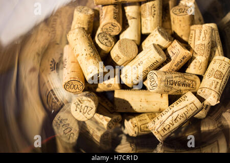 Bouchons de bouteilles de vin en Alsace, France Banque D'Images