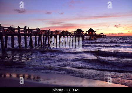 Sunset pier historique de Naples, Floride Banque D'Images