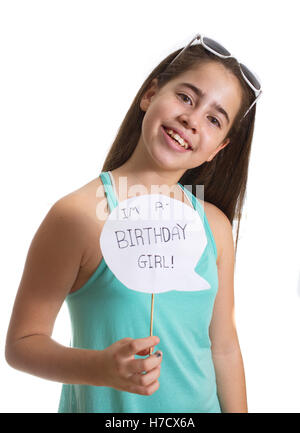 Smiling adolescent girl with sunglasses holding an Je suis une fille d'anniversaire sign - isolated on white Banque D'Images