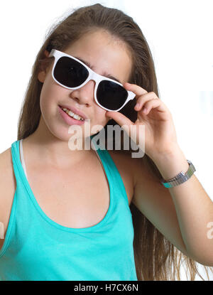 Smiling adolescent girl wearing white lunettes cerclées - isolated on white Banque D'Images