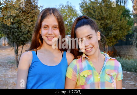 Best Friends Forever - deux adolescentes de 12 ans souriant et s'amusant Banque D'Images