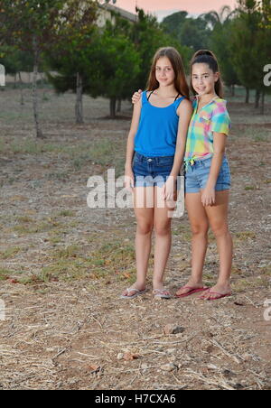 Best Friends Forever - deux adolescentes de 12 ans hugging at sunset Banque D'Images