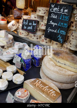Les variétés de fromages français échoppe de marché dont le Mont d'Or et la raclette au Borough Market Southwark London UK Banque D'Images