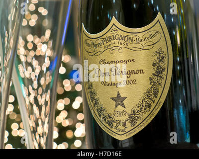 Dom Perignon vintage 2002 champagne de luxe et de verres avec des lumières scintillantes en arrière-plan Banque D'Images