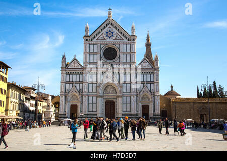 Piazza di Santa Croce avec sa basilique est une destination historique populaire pour les touristes à Florence en Italie Banque D'Images