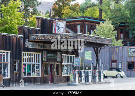 Une station-service à Winthrop, petite ville de l'ouest de l'État de Washington, USA. Banque D'Images