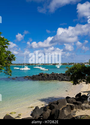 Grand Baie, Maurice - plage isolée et bateaux amarrés dans la baie Banque D'Images