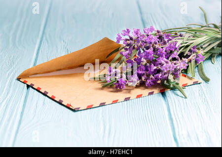 Bouquet de lavande et une enveloppe sur une vieille table en bois Banque D'Images