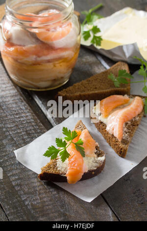 Le sel filet de saumon au beurre sur le pain de seigle, le petit-déjeuner gratuit. Arrière-plan de l'alimentation. Banque D'Images