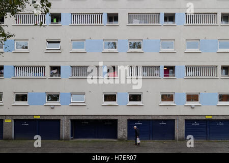 Bâtiment moderne des années 60 avec des vérandas avec l'homme panier inoffensif montrant classe ouvrière vivant sous forme graphique Banque D'Images