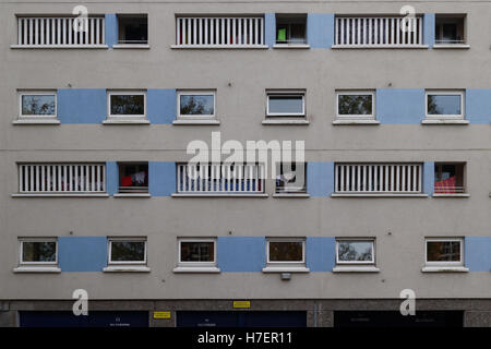 Bâtiment moderne des années 60 avec des vérandas montrant la vie de la classe ouvrière sous forme graphique Banque D'Images