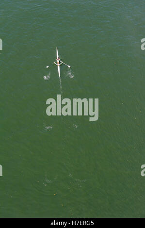 Vue aérienne d'un bateau d'aviron de godille sur le fleuve Douro à Porto, Portugal Banque D'Images