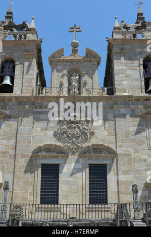 Tours en pierre de la cathédrale Sé de Braga, Braga, Portugal Banque D'Images