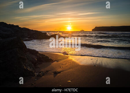 Coucher de soleil à la plage de Polzeath, Cornwall - un lieu populaire pour les surfeurs au Royaume-Uni Banque D'Images